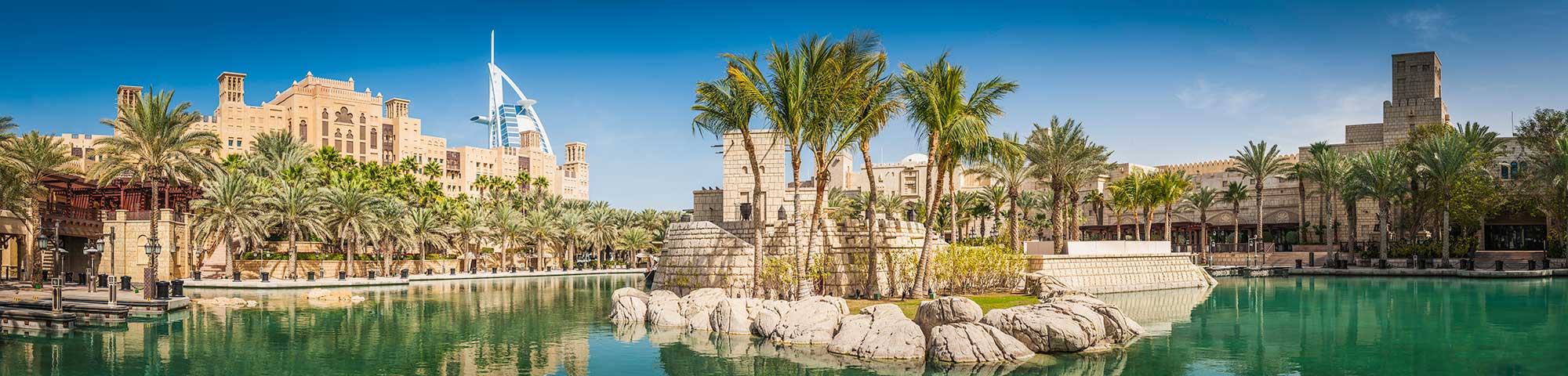Entre désert et gratte-ciels futuristes, vivez une expérience unique aux Émirats Arabes Unis.